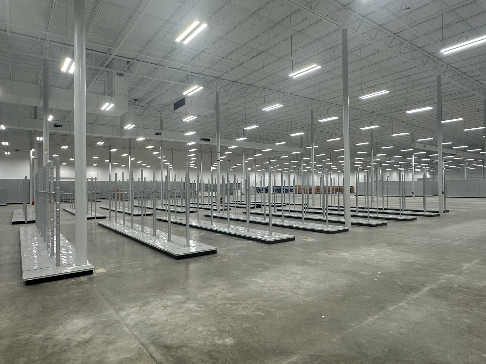 LED Color Consistency: Why Your "Uniform" Fixtures Might Not Match LED warehouse lighting